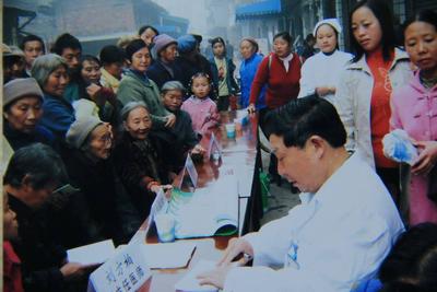 刘老70岁高龄仍坚持到边远地区义诊，每次患者云集。
