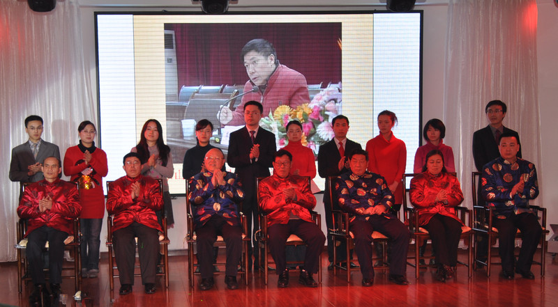 医院老中医师带徒合影.jpg